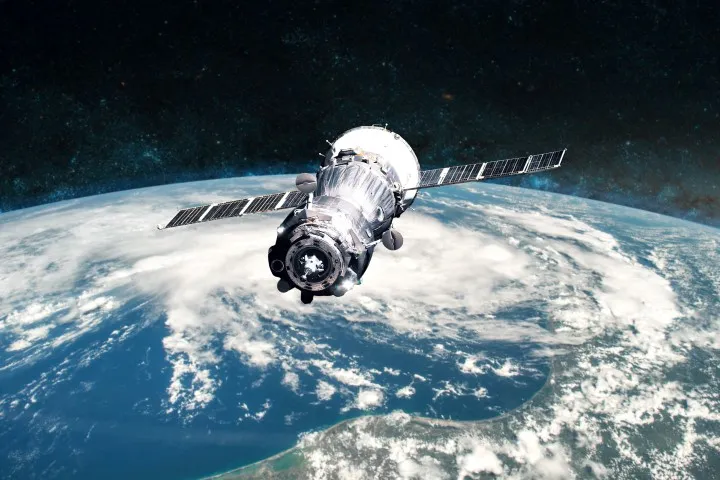 太陽電池パドルを広げた人工衛星